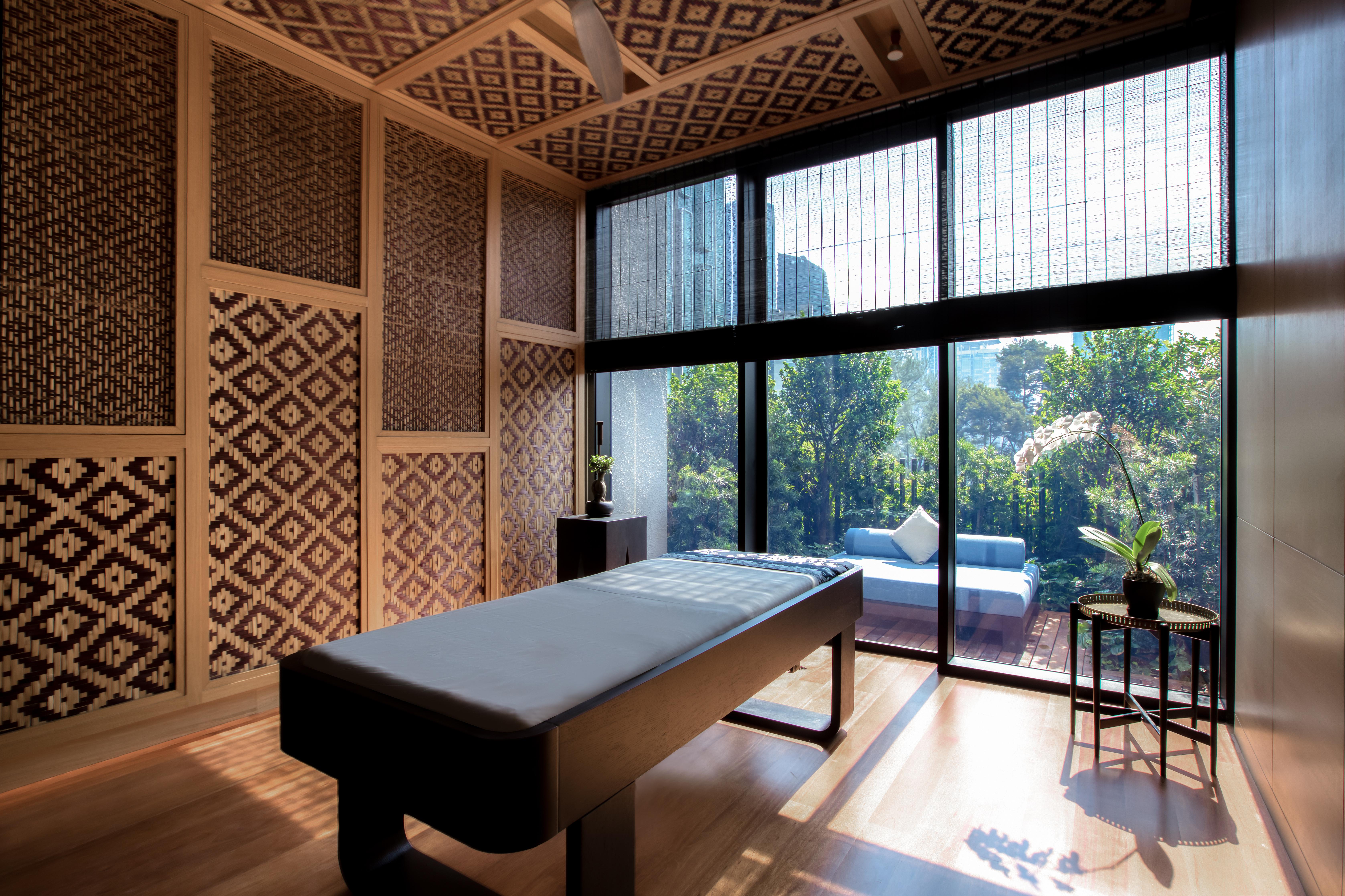 The Ruma Hotel And Residences Куала Лумпур Екстериор снимка The photo displays a tranquil room designed for relaxation or therapy. The room features a massage table centered in the space, with elegant wooden accents. The walls are adorned with intricate geometric patterns, contributing to a serene atmosphere.